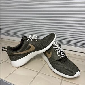 Nike Roshe Run Olive and White Mens Size 9